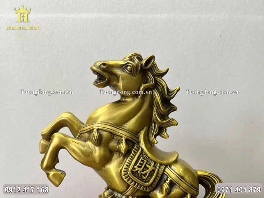 Bờm ngựa được chạm khắc mềm mại như đang tung bay trong gió